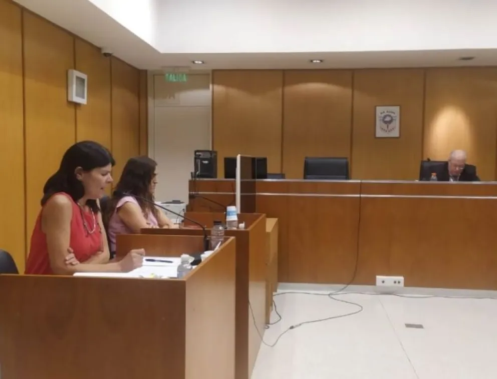 Imputaron por lesiones leves a una madre que ingresó a un aula y golpeó a un alumno