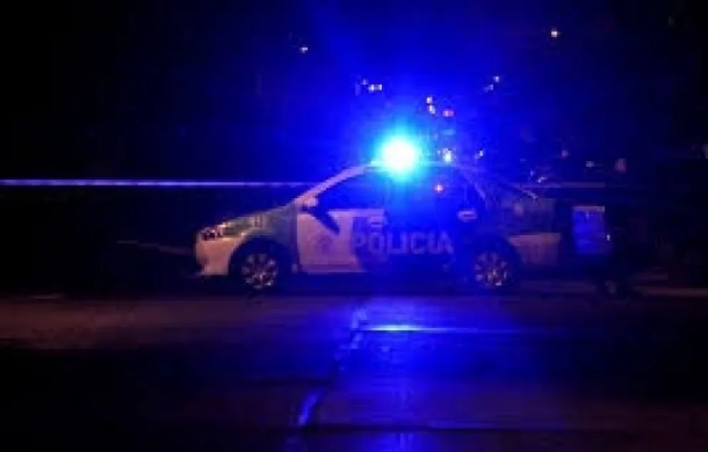 Un motociclista intentó evadir un control policial, embistió a un efectivo y fue detenido 