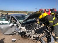 Una familia afectada en grave accidente en la ruta con un auto totalmente destruido