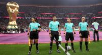 La arbitra francesa Stéphanie Frappart se convirtió en la primera mujer en impartir justicia en una Copa del Mundo