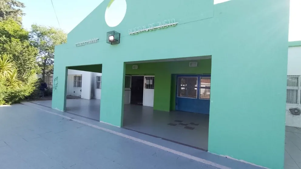 El colmo: dos pícaros quisieron robar reflectores de una escuela en pleno recreo