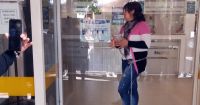 Mujer se encadenó en oficina de Edersa por boletas impagables