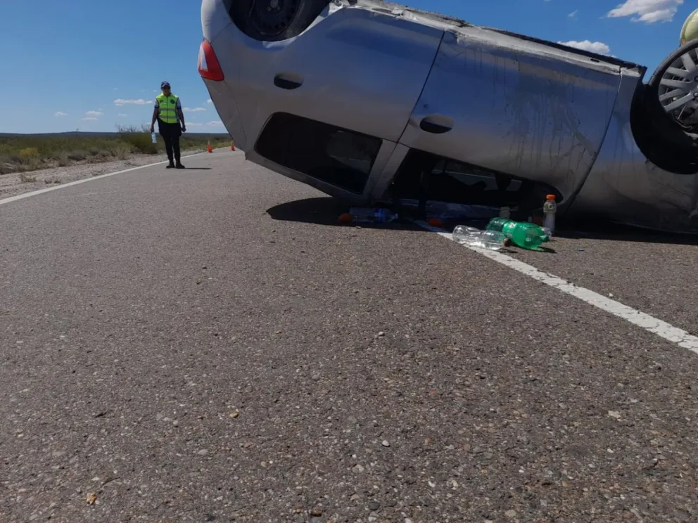 Dos personas heridas al volcar un Sandero por explotar un neumático