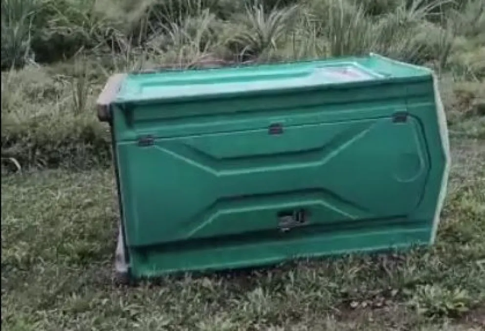 Borrachos tiraron un baño químico a orillas del río 