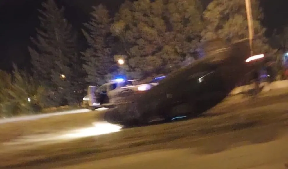 Conductor alcoholizado volcó en la rotonda del Santa Clara: iba con su novia embarazada