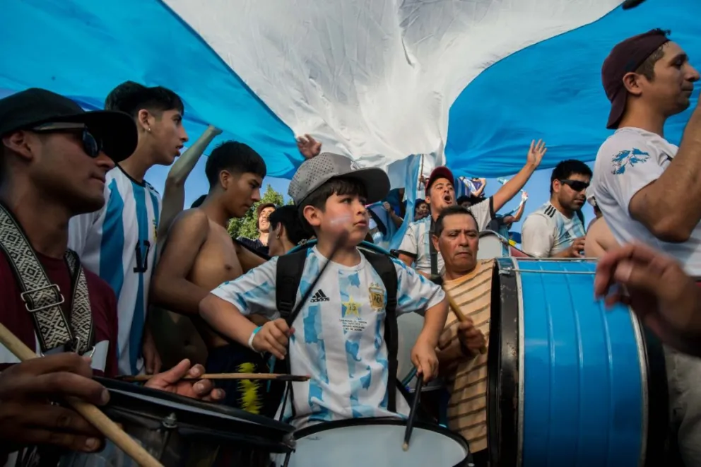 Locura albiceleste en la Fuente de Viedma por el pasaje a los cuartos de final
