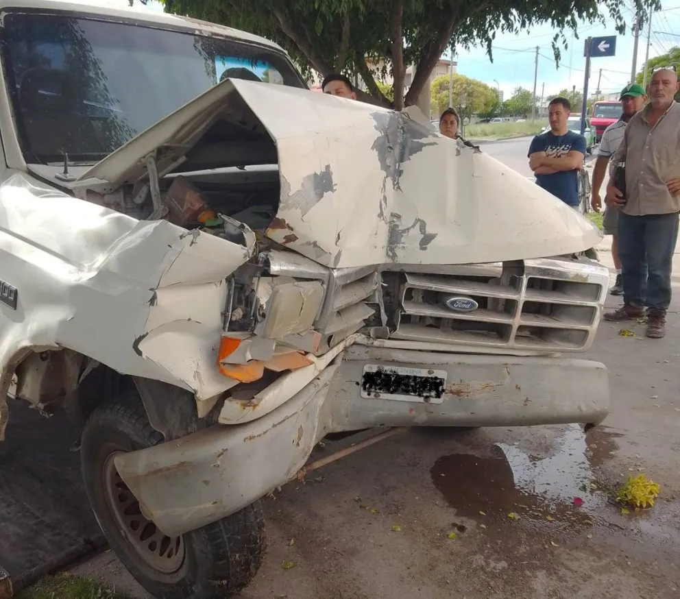 Chocó contra el frente de una vivienda, escapó y dejó abandonado el vehículo