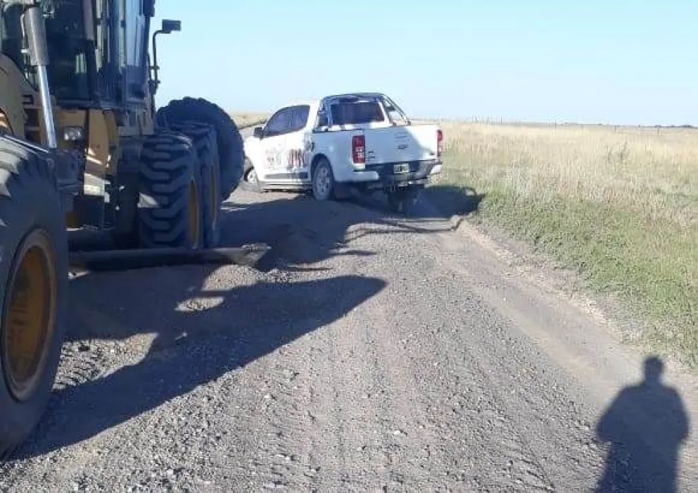 Camino a San Blas: el conductor de una camioneta calculó mal y chocó una maquinaria vial