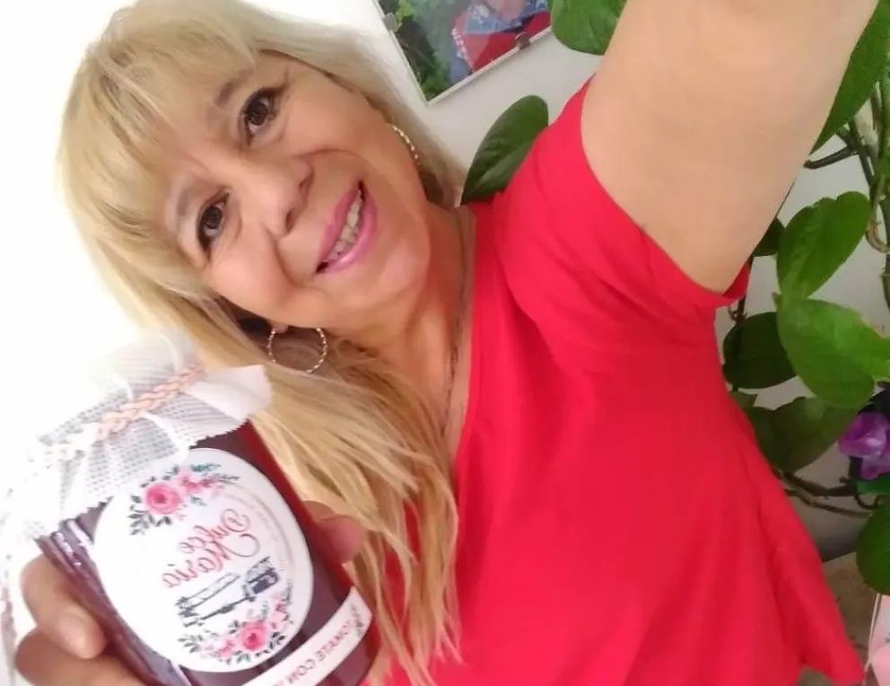 Hasta la gobernadora prueba el contenido de los frascos de "Dulce María"