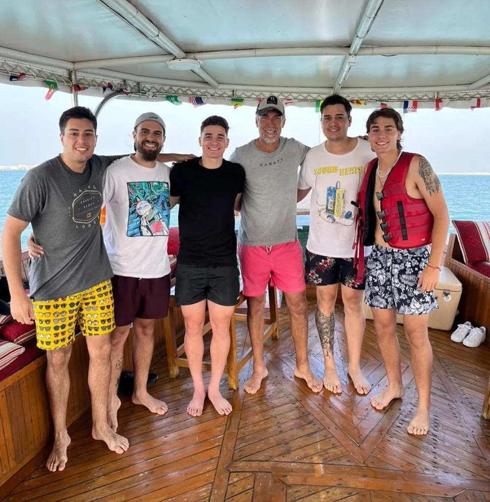 En su día libre, Julián Álvarez disfrutó de un paseo en yate con Batistuta 