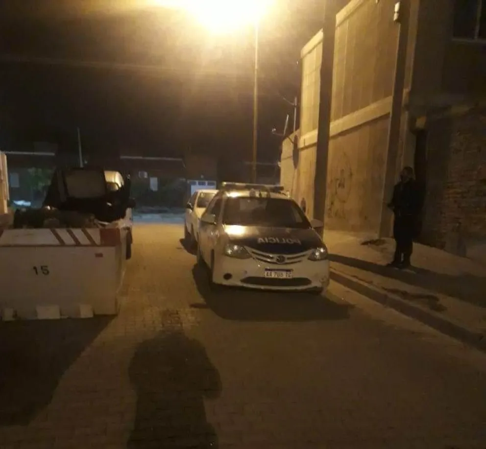 Violentó la puerta de una camioneta, intentó robar, pero fue denunciado por vecinos 