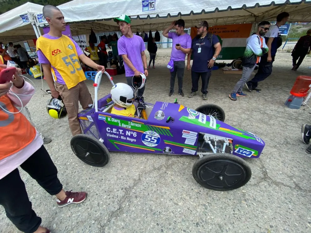 Participación decorosa del CET 6 de Viedma en el Desafío Eco con los autos eléctricos