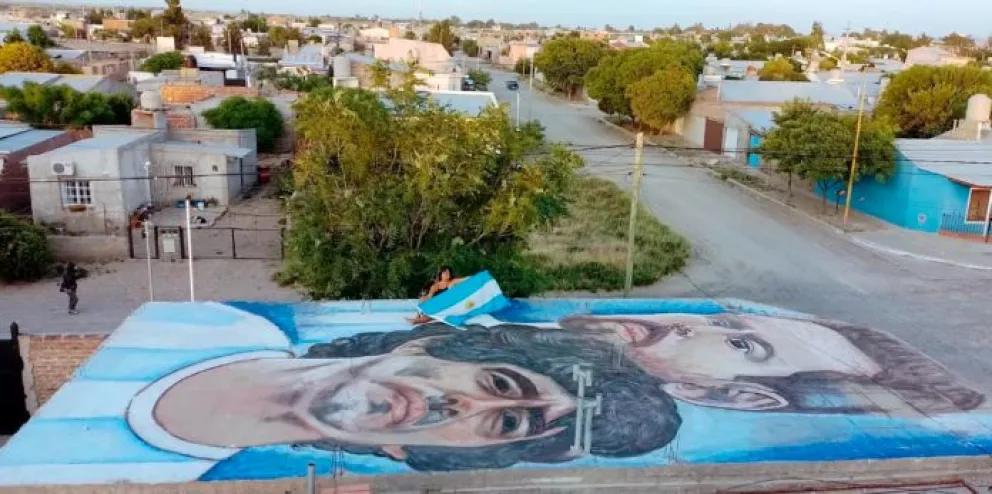 Una artista rionegrina pintó un increíble mural de Messi y Maradona en el techo de su casa