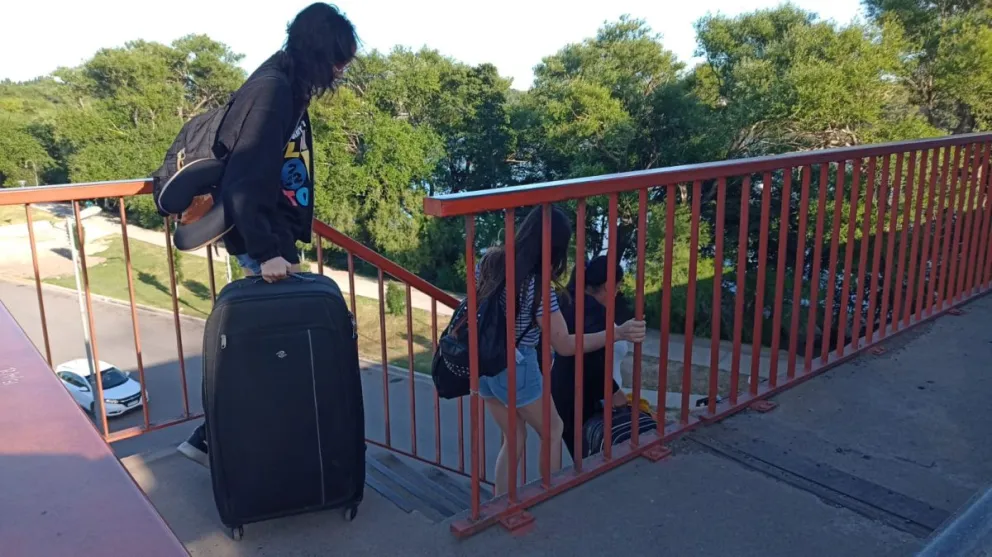ATE cortó los dos puentes que unen a Viedma y Patagones: hay mucha bronca de los vecinos