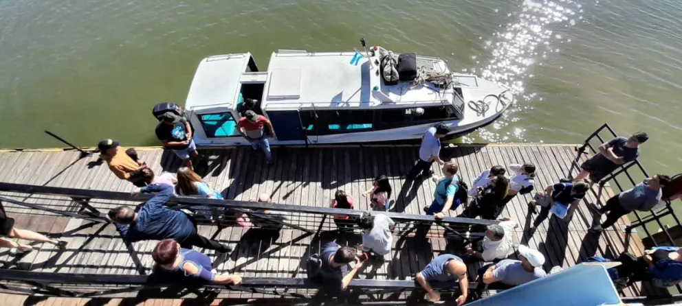 Como en los viejos tiempos: con puentes cortados, la Comarca se comunica a través de la lanchita 