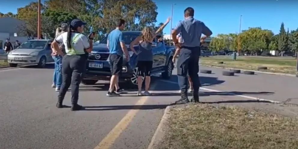 Gritos y amenazas: hubo momentos de tensión en pleno corte en el Puente Nuevo