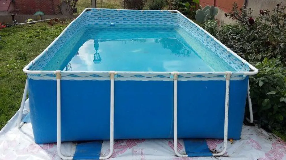 ¡Insólito!: entraron a una casa, vaciaron el agua de una pileta de lona y se la llevaron