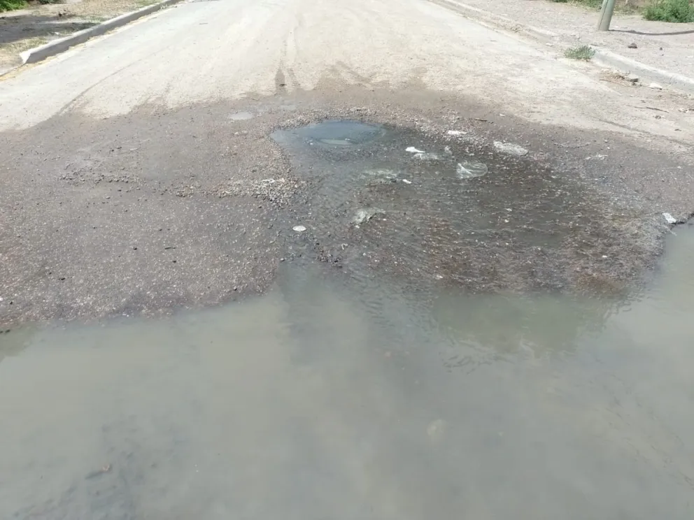 “No es la fuente Pucará” expresan de manera irónica los vecinos sobre un desborde cloacal