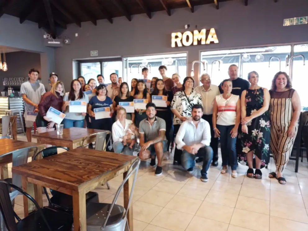 Pensando en la temporada y las posibilidades de empleo, jóvenes se capacitaron en servicios de mozo y camarera