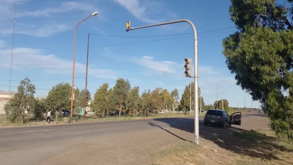 Un camionero rompió un semáforo y le cayó una multa por casi medio millón de pesos