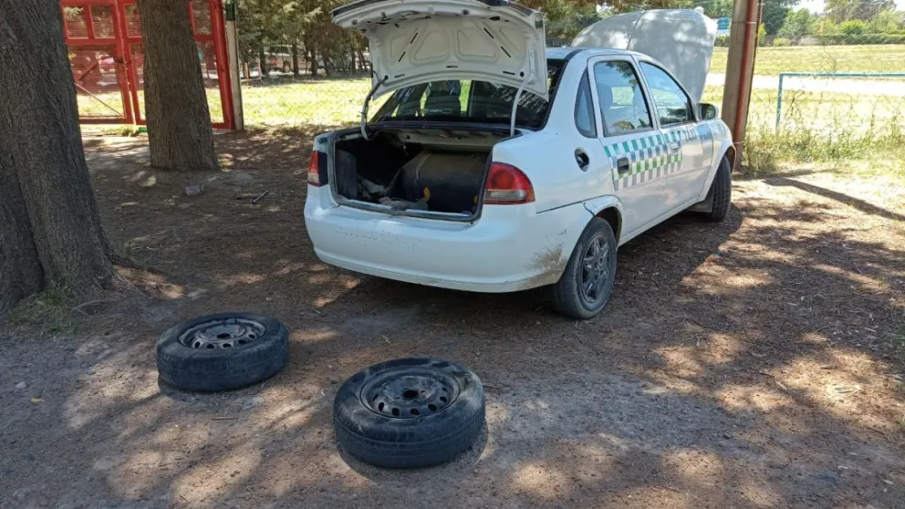 De no creer: le dieron un taxi para trabajar y les robó 