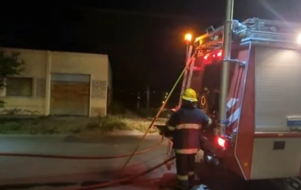 Sorpresivo incendio en la madrugada despertó a vecinos y puso en actividad a los Bomberos Voluntarios