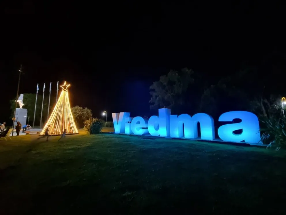 Los sitios emblemáticos de Viedma y El Cóndor ya presentaron sus árboles de Navidad