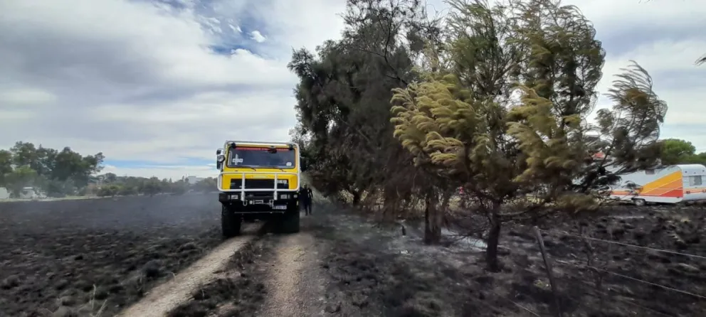 Brutal incendio en un terreno de la Ruta 1: el fuego llegó hasta el patio de una casa ocupada