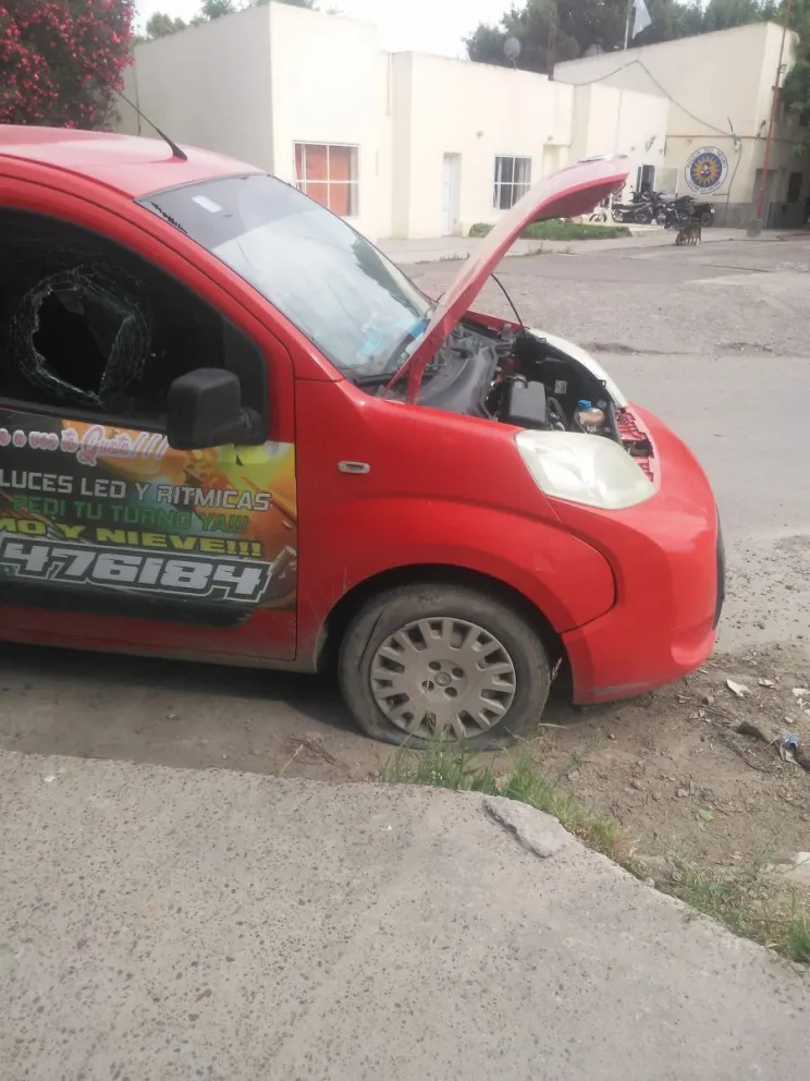 Un comerciante quedó en “Pampa y la vía” luego de que destrozaron su vehículo
