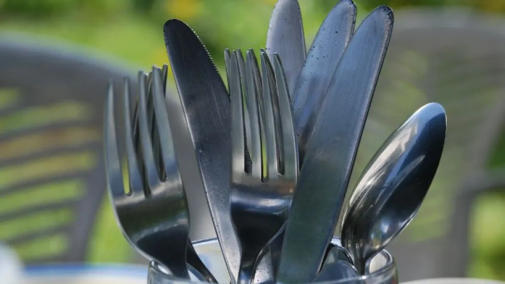 Cómo limpiar los cubiertos de metal y que queden como nuevos: 2 trucos infalibles 