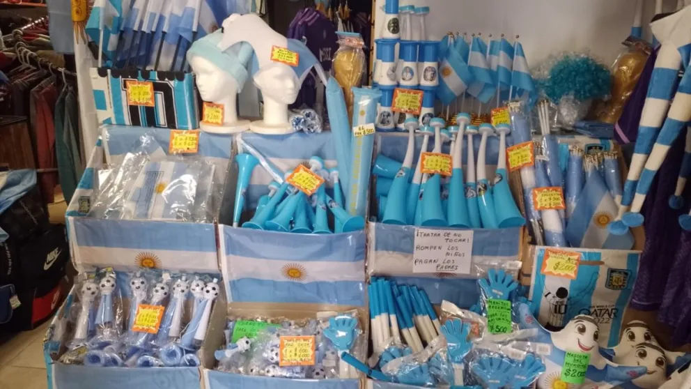 Los comerciantes de Viedma disfrutan el bienestar de la Selección, con merchandising a full