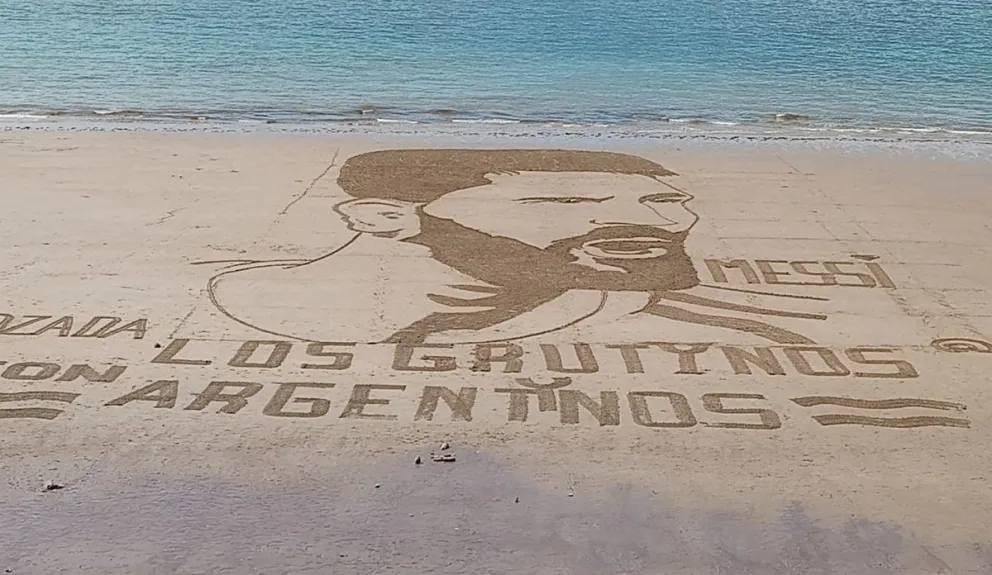 Un homenaje a Messi en la arena de Las Grutas