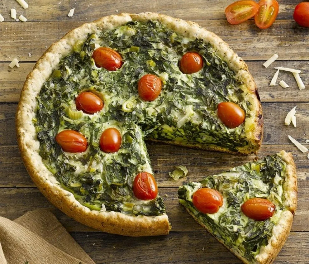 Un almuerzo riquísimo: hacé una tarta de tomates, espinaca y choclo