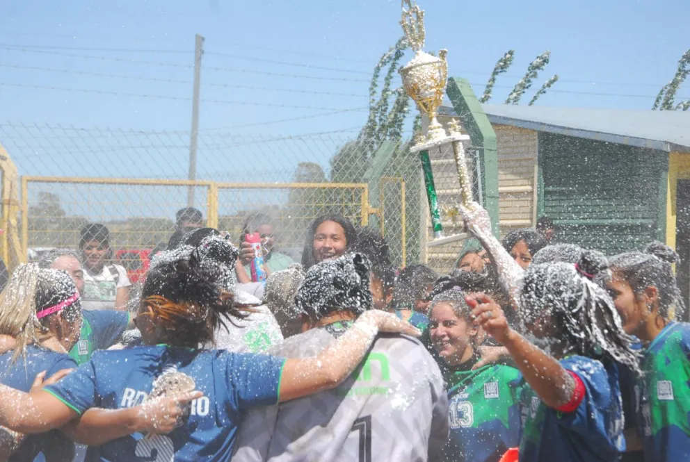 Aguantaron el empate y las chicas de Comercio se coronaron campeonas del Torneo Oficial