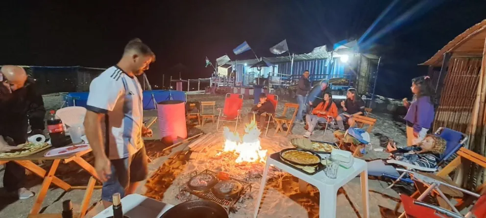 El Cóndor también vive de noche con las fogatas en la playa