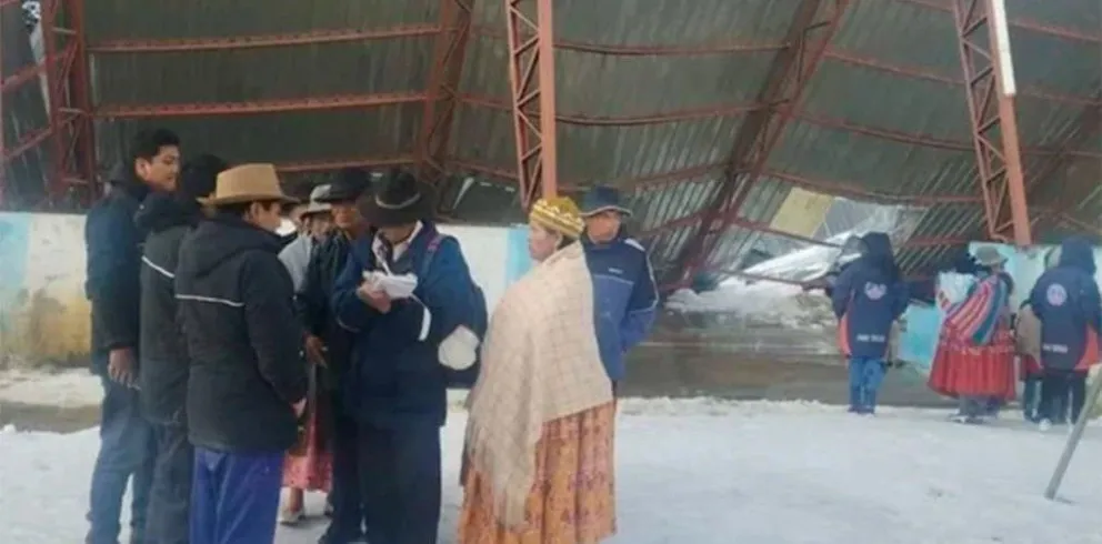 Tragedia en Bolivia: cayó un techo en un acto de colación y murieron cinco personas
