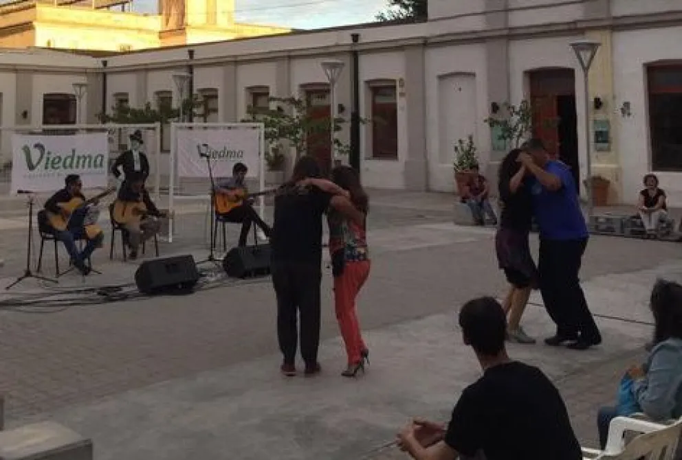 Bailarines sacaron viruta al piso en la plaza Misiones Salesianas