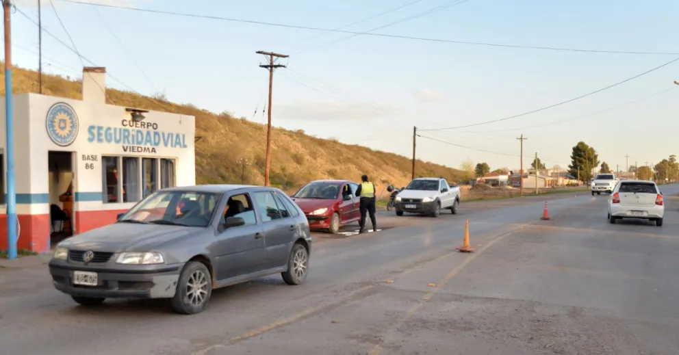 Viedma: un loco al volante casi atropelló a un policía 