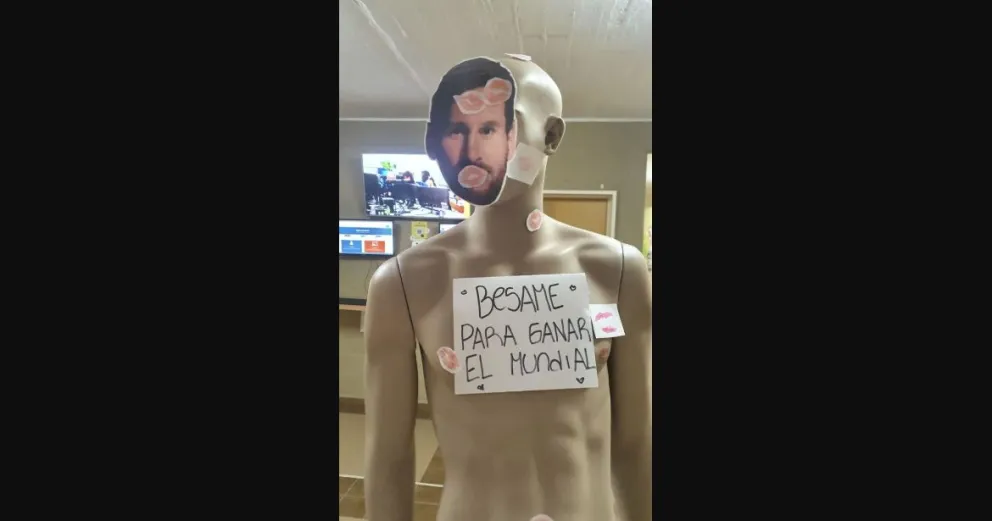 Darle un beso a Messi para que se cumpla el deseo mundialista