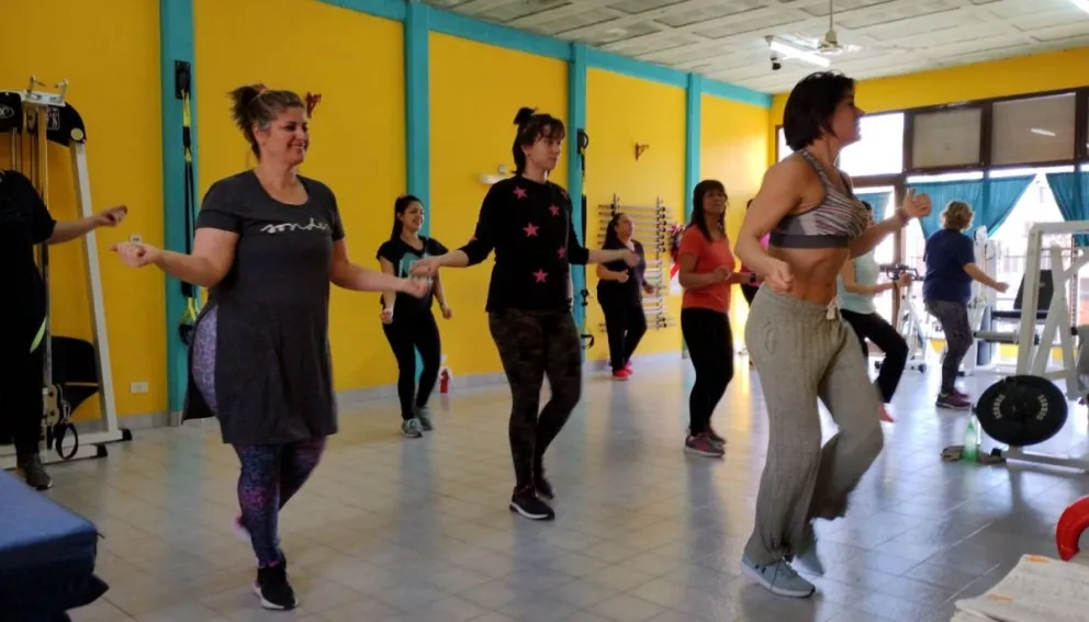 Para bajar el abdomen y que entren las mallas, se llenan los "gyms" 