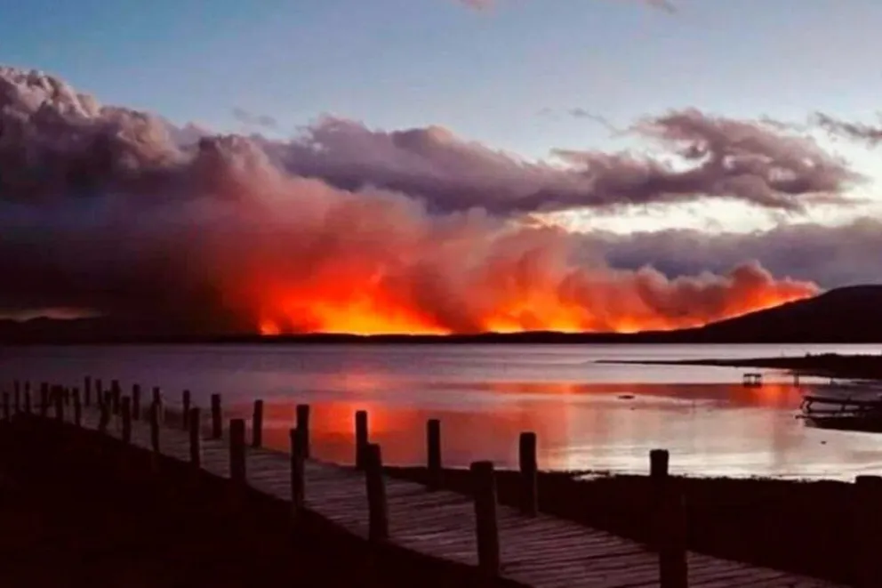 Continúa el incendio en Tierra del Fuego y crece la preocupación 
