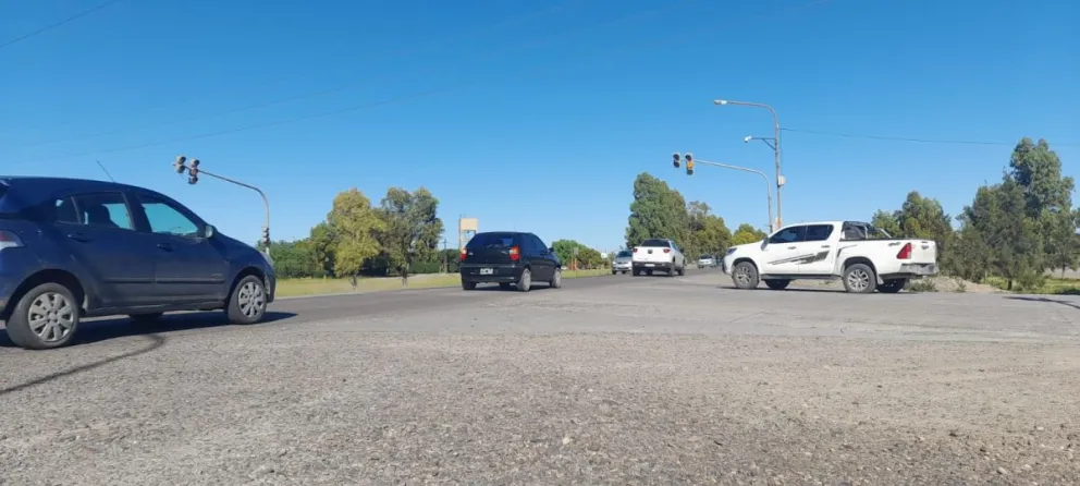 Un semáforo descompuesto se convirtió en la ley del más rápido 