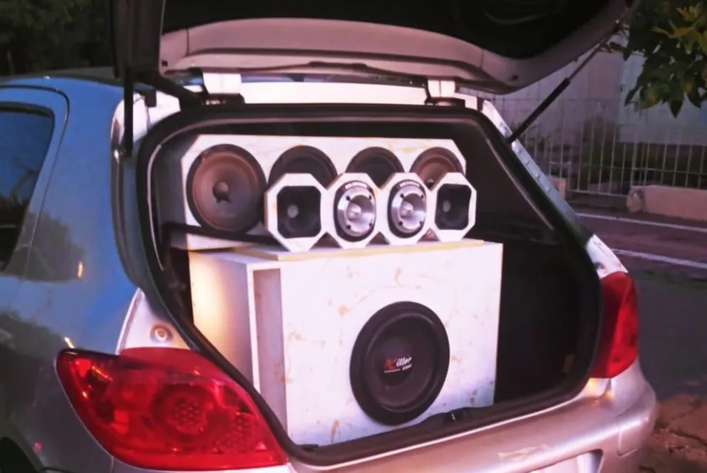 Inspectores apagaron los bafles de un auto con música a todo volumen en la costanera