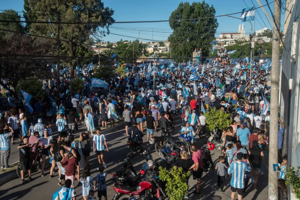 ¡Apasionado festejo en Viedma por el pase a la final del Mundial!