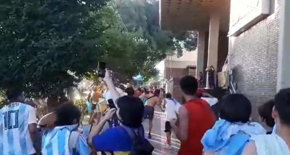 Tras el triunfo de Argentina frente a Croacia, un grupo de inadaptados se enfrentó con la policía