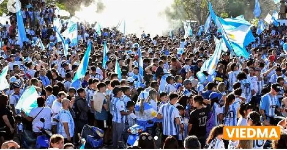 Los alocados festejos en la Fuente de Viedma aparecieron en Infobae