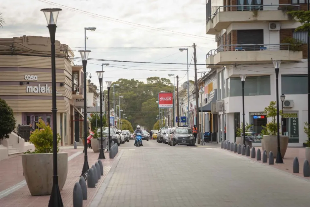 Calle Comodoro Rivadavia, una de las principales arterias comerciales de Patagones. 