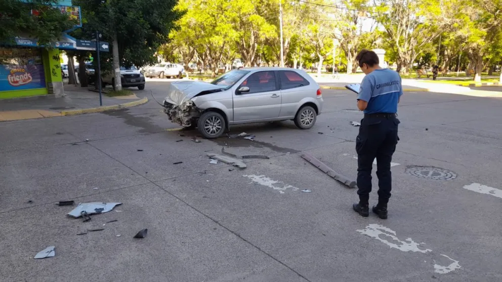 Chocaron dos autos en el centro y una joven fue embestida de rebote 
