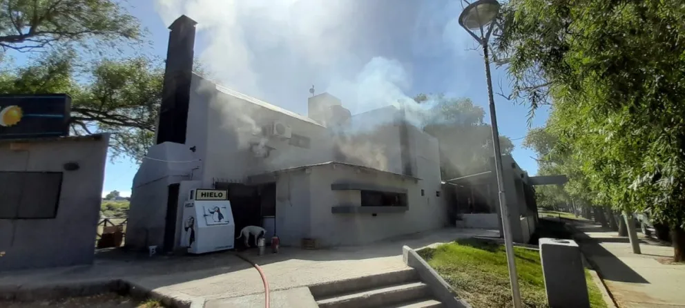Desesperación total: se prendió fuego el resto bar Roma Costero 