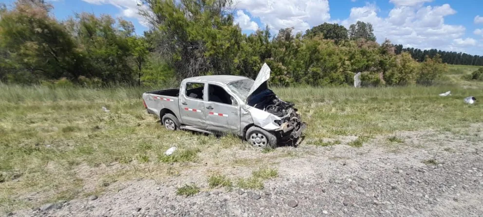 Quiso sobrepasar a una camioneta y terminó a los tumbos